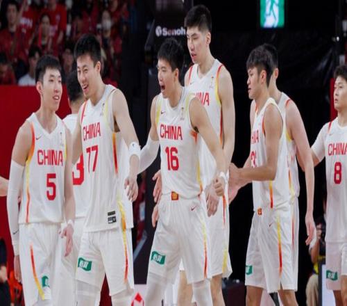 沙尔克04惨败奥格斯堡：格雷戈里奇进球，少一人作战沙尔克0-3饮恨